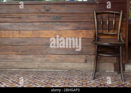 Vieilles chaises en bois dans les allées Banque D'Images