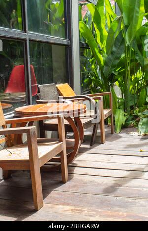 Vieilles chaises en bois dans les allées Banque D'Images