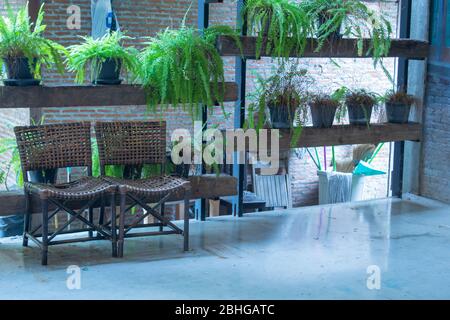 Vieilles chaises en bois dans les allées Banque D'Images