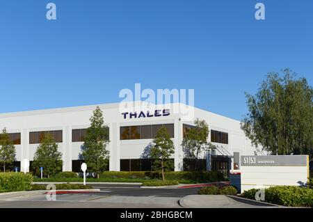 IRVINE, CALIFORNIE - 25 AVRIL 2020: Siège du Groupe Thales Irvine, au service de l'aérospatiale, de l'espace, du transport terrestre, de l'identité numérique et de la sécurité, Banque D'Images