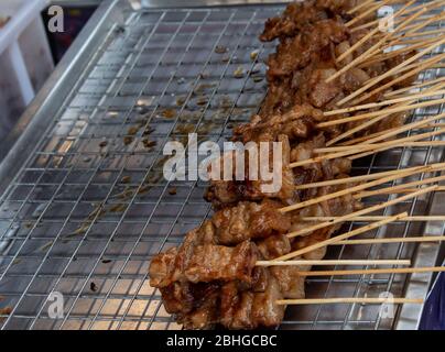 Porc mariné grillé avec sauce brochettes et petits Banque D'Images