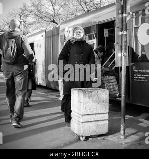 Belgrade, Serbie, 22 février 2020: Bus des transports publics et passagers à l'arrêt de bus à Zemun (B/W) Banque D'Images