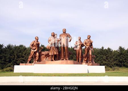 CORÉE DU NORD, NAMHO - 21 SEPTEMBRE 2017: Statues "Grand leader camarade Kim il Sung avec travailleurs et agriculteurs collectifs", coopérative agricole nea Banque D'Images