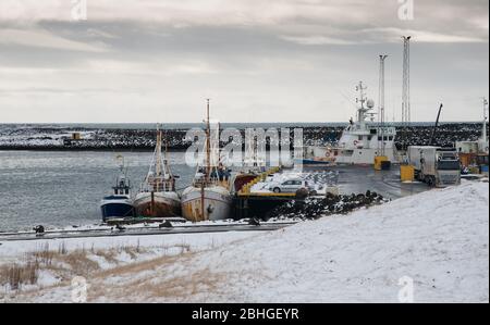 Petit port de pêche avec bateaux de pêche à la ville de Hofn dans le sud-est de l'Islande Banque D'Images