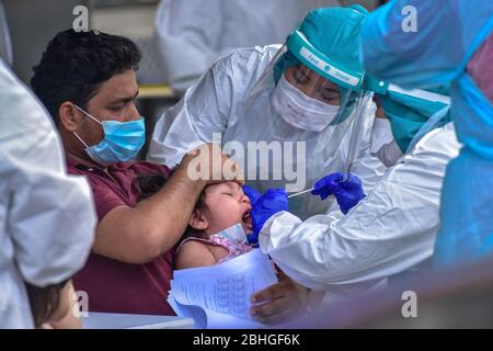 Pékin, Malaisie. 15 avril 2020. Un membre du personnel médical prend des échantillons d'un enfant à un point de test COVID-19 à Kuala Lumpur, en Malaisie, le 15 avril 2020. Crédit: Chong Voon Chung/Xinhua/Alay Live News Banque D'Images