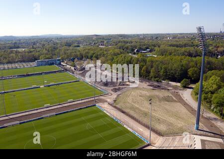 Gelsenkirchen, Allemagne. 22 avril 2020. firo: 22.04.2020, football, 1.Bundesliga, saison 2019/2020, FC Schalke 04, projet de construction Berger Feld, terrains d'entraînement modernes, stade régional de ligue, stade de parc, en premier plan, vue aérienne, d'en haut, drone, drone photo, | usage dans le monde entier crédit: dpa/Alay Live News Banque D'Images