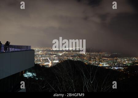 Le mont Moiwa est un lieu touristique populaire qui offre une vue spectaculaire sur la terrasse d'observation à son sommet. Magnifique spectacle urbain sous votre pied, Banque D'Images