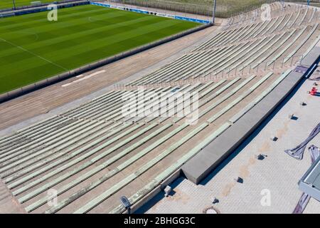 Gelsenkirchen, Allemagne. 22 avril 2020. firo: 22.04.2020, football, 1.Bundesliga, saison 2019/2020, FC Schalke 04, projet de construction Berger Feld, terrains de formation modernes, vue aérienne, d'en haut, drone, drone photo, Tribune Park Stadium | usage dans le monde entier crédit: dpa/Alay Live News Banque D'Images