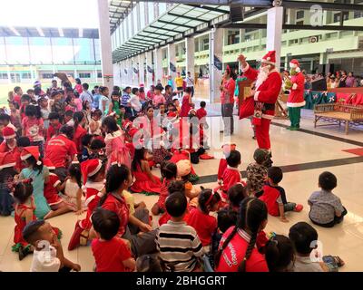 Photo d'un grand nombre d'enfants dans l'école thaïlandaise portant des vêtements rouges pour célébrer la veille de Noël dans leur école Bangkok, Thaïlande, le 22 décembre 2018 Banque D'Images