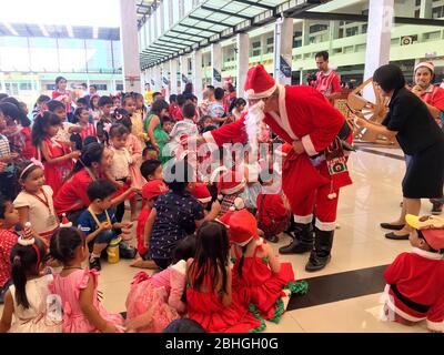 Photo d'un grand nombre d'enfants dans l'école thaïlandaise portant des vêtements rouges pour célébrer la veille de Noël dans leur école Bangkok, Thaïlande, le 22 décembre 2018 Banque D'Images