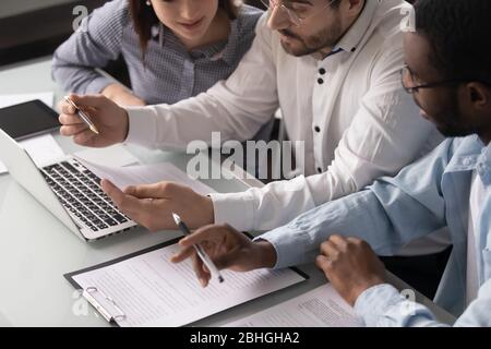 Divers hommes d'affaires et femmes d'affaires lisent des documents lors des négociations lors de la réunion. Banque D'Images