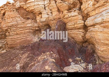 détail du mur d'une carrière abandonnée appelée la grotte dans le cratère de makhtesh ramon en israël montrant des sols, du sable, du calcaire et de l'argile colorés Banque D'Images