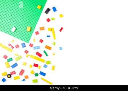 Vilnius, Lituanie - 17 août, 2019 : blocs Lego briques colorées sur le tableau blanc, vue du dessus Banque D'Images