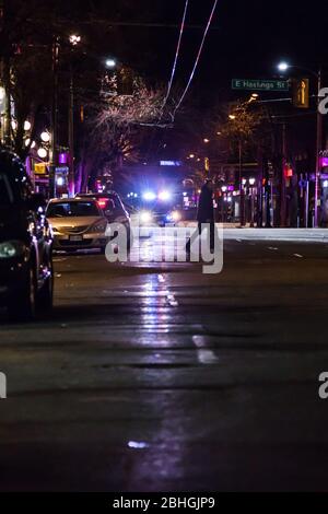 VANCOUVER, C.-B., CANADA - 5 avril 2020 : la police assiste à un incident dans la rue East Hastings, dans le centre-ville-est. Banque D'Images
