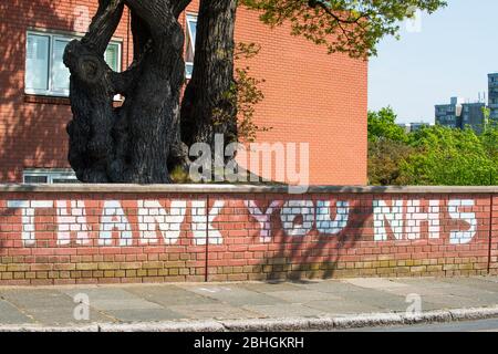 Signe tiré à la main sur le mur de briques, en gratitude à tous les NHS et les travailleurs clés de diverses professions qui travaillent pendant la pandémie de Coronavirus. Banque D'Images