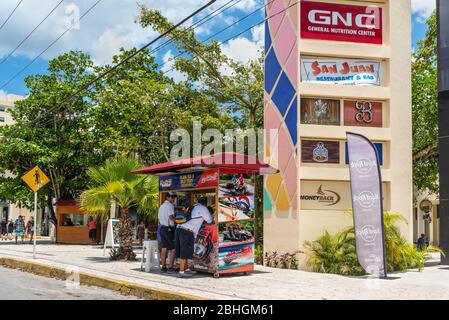 Cozumel, Mexique - 24 avril 2019 : kiosque d'information touristique au parc Playa Mia Grand Beach à Quintana Roo, île de Cozumel, Mexique. Banque D'Images