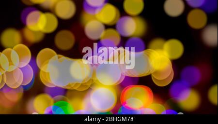 Les lumières dorées ont un effet bokeh et des particules de poussière magiques étincelantes. Concept magique. Arrière-plan abstrait avec effet bokeh Banque D'Images