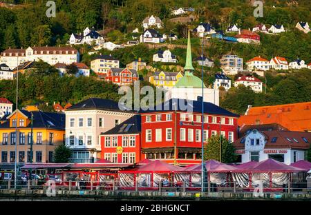 Bergen, Hordaland / Norvège - 2019/09/03: Vue panoramique du centre historique de la ville le long de la rue Bryggen au port de Bergen avec église Sainte-Croix et F Banque D'Images