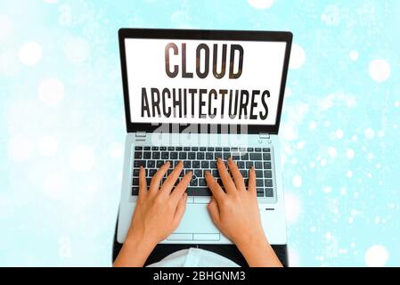 Note d'écriture montrant les architectures Cloud. Concept d'entreprise pour diverses applications Engineered Databases Softwares Banque D'Images