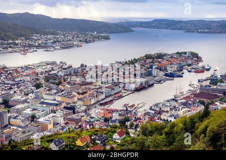 Bergen, Hordaland / Norvège - 2019/09/03: Vue panoramique sur la ville avec le port de Bergen Vagen - Bergen Havn - et le quartier historique du patrimoine de Bryggen vu de Banque D'Images