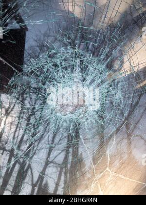 Bris de verre de la voiture après accident Banque D'Images