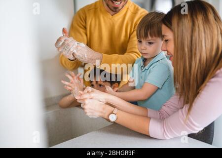 Laver les mains avec du gel alcoolique ou de l'aseptisant antibactérien pour savon. Concept d'hygiène Banque D'Images