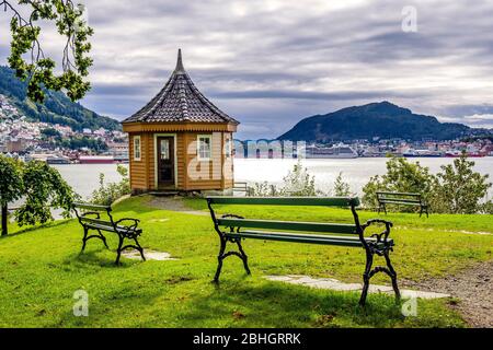 Bergen, Hordaland / Norvège - 2019/09/06: Vue panoramique sur le port de Bergen - Bergen Havn - vue du vieux musée de Bergen, du musée Gamle Bergen, patrimoine pa Banque D'Images