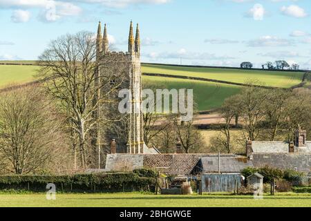 L'imposante tour ouest de l'église St Andrew domine le village de Sampford Courtenay, Devon, Angleterre, Royaume-Uni. Banque D'Images