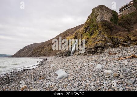 La plage du village de Bucks Mills, sur la côte nord du Devon, contient les restes de deux fours et une petite cascade. Devon, Angleterre, Royaume-Uni. Banque D'Images