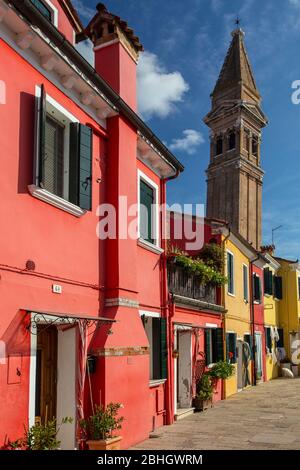 Maisons multicolores devant la tour de l'église penchée de San Martino sur l'île de pêche de Burano. Banque D'Images