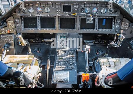 Vue en hélicoptère de la cabine des instruments du panneau et du volant. Banque D'Images