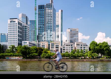 Cycliste qui s'est fouettant le long des rives du Main avec la Francfort en toile de fond, Banque D'Images