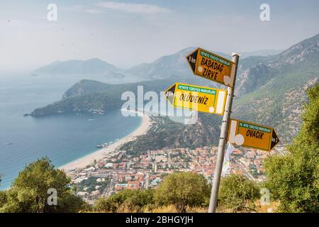 Vue sur le lagon bleu à Oludeniz depuis le début de la piste de chemin Lycien en Turquie Banque D'Images