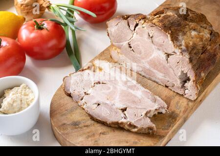 Viande de porc rôtie maison sur la planche à découper Banque D'Images