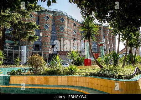 Vue sur le fond du Palazzo Solimene à Vietri sul mare qui a été construit après la seconde Guerre mondiale par Paolo Soleri et abrite des collections de Banque D'Images