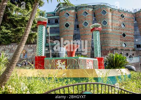 Vue sur le fond du Palazzo Solimene à Vietri sul mare qui a été construit après la seconde Guerre mondiale par Paolo Soleri et abrite des collections de Banque D'Images