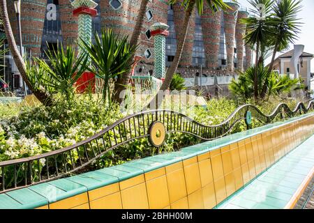 Vue sur le fond du Palazzo Solimene à Vietri sul mare qui a été construit après la seconde Guerre mondiale par Paolo Soleri et abrite des collections de Banque D'Images