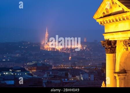 Vue nocturne de Budapest avec l'église Saint-Matthias depuis la basilique Saint-Étienne Banque D'Images