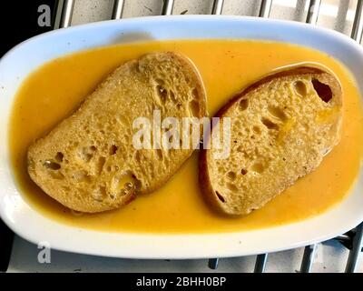 Cuisine maison et préparation de pains français toast avec jaune d'oeuf. Prêt à faire frire dans la poêle pour le petit déjeuner. Banque D'Images