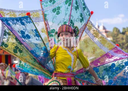 Femme de beauté de Shan ou Tai Yai (groupe ethnique vivant dans certaines parties du Myanmar et de Thaïlande) en robe tribale lors des célébrations du nouvel an de Shan. Banque D'Images