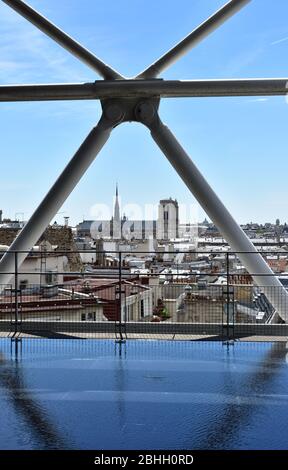 Cathédrale notre-Dame du Centre Pompidou. Vue sur les tours, les toits en bois revêtus de plomb et Spire, connu sous le nom de la Fleche. Paris, France. 12 août 2018. Banque D'Images