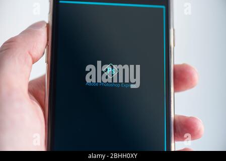 BERLIN - APR 26: Application Adobe Photoshop sur écran de téléphone portable à Berlin le 26 avril. 2020 en Allemagne Banque D'Images