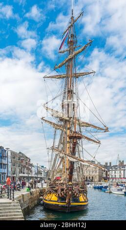 Réplique russe (1999) du grand navire historique 'Shtandart' (1703), amarré à Sutton Harbour, Plymouth, Royaume-Uni, en novembre 2016. Banque D'Images