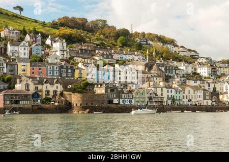 Vue sur Bayard's Cove et le fort Bayard's Cove, vu de l'estuaire de la rivière Dart, Dartmouth, Devon, Angleterre, Royaume-Uni. Banque D'Images