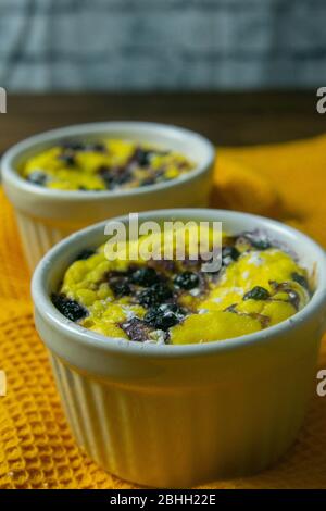 Maison cottage fromage casserole, préparé avec vos propres mains. Le goût est indescriptible par la photographie. Vues de dessus, gros plan Banque D'Images