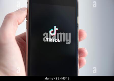 BERLIN - APR 26: Icône d'application Tik Tok sur l'écran du téléphone portable à Berlin le 26 avril. 2020 en Allemagne Banque D'Images