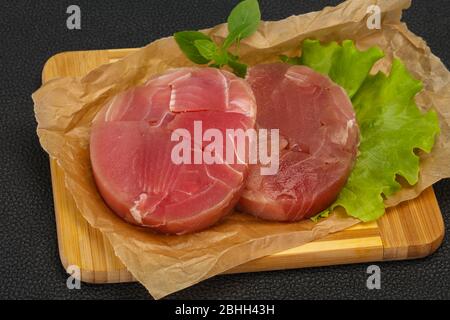 Raw tuna steak ronde prêt pour grill Banque D'Images