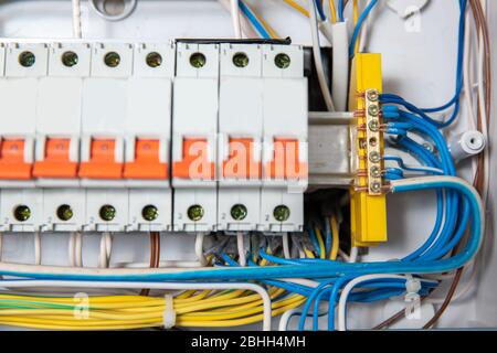 Tableau de commande électrique grand public pour boîtier domestique pour distribution et électricité fond blanc. Tension ininterrompue Banque D'Images