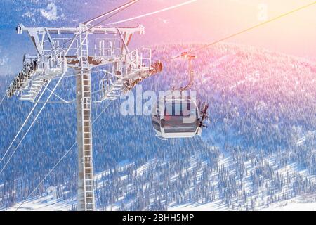Télécabine pour station de ski sur fond de montagnes et ciel bleu, journée ensoleillée Banque D'Images