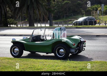 Voiture historique de style buggy à plage verte, garée à Sydney, en Australie Banque D'Images